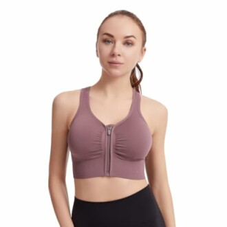 Mujer con sujetador deportivo color marrón