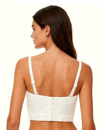 Mujer de espaldas con sujetador blanco.