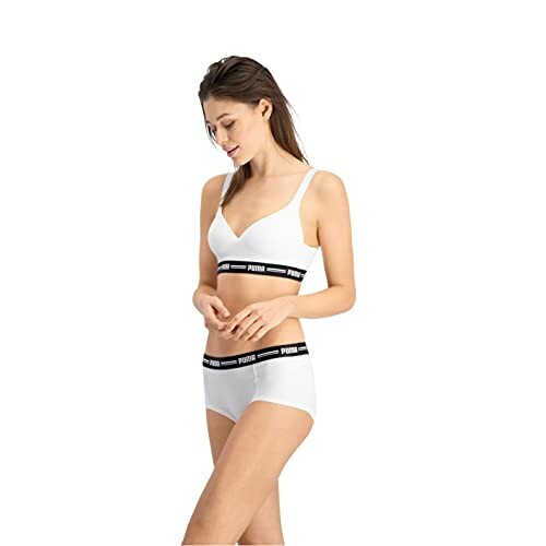 Mujer con ropa interior blanca de marca.