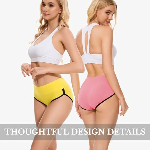 Dos mujeres en ropa deportiva, vista trasera.