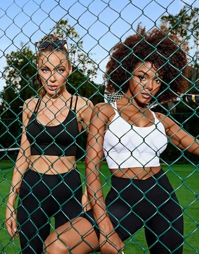 Dos mujeres en ropa deportiva detrás de una cerca.