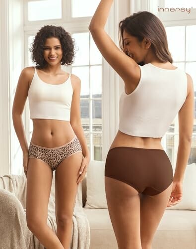 Dos mujeres en ropa interior cómoda, una con estampado de leopardo.
