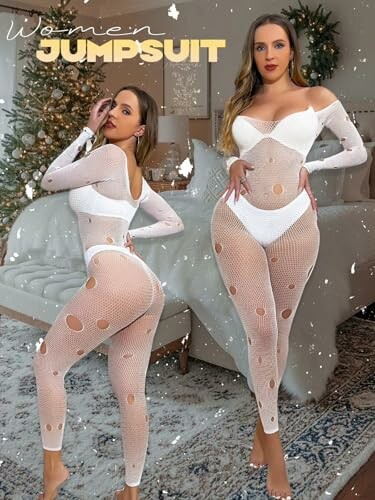 Mujer usando un mono blanco transparente frente a un árbol de Navidad.