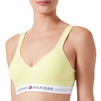 Mujer con sujetador deportivo amarillo de Tommy Hilfiger.